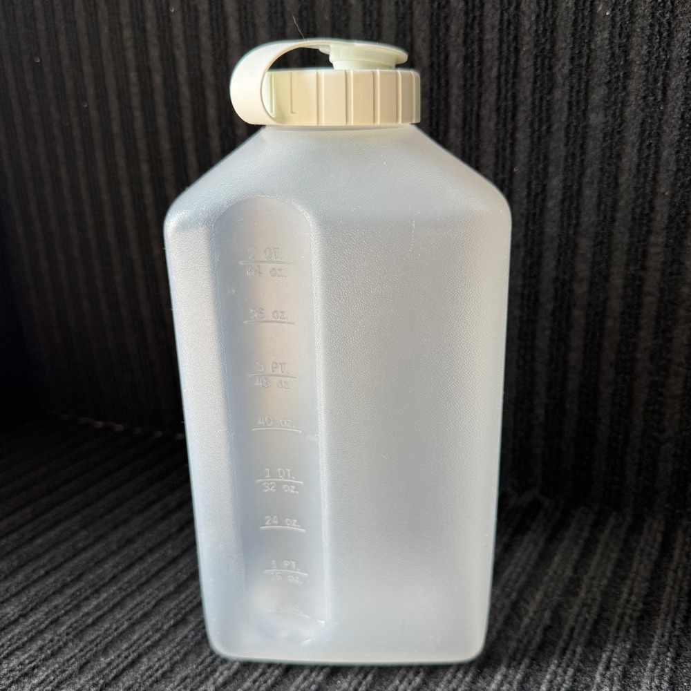 Rubbermaid Servin Saver 2 Quart Plastic Water Bottle Pitcher 2468 White Lid - Picture 2 of 8